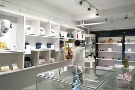 95后学子校园内开轻奢首饰店受热捧，为全国高校新锐设计师“代言”图片