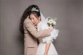 28岁女儿和63岁妈妈的婚纱照，看哭多少人！图片