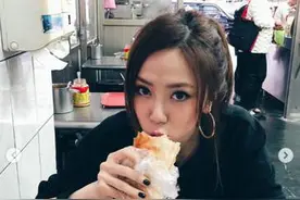 邓紫棋晒早餐照片食欲超好 肉松饭团成最爱图片