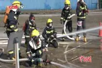 直击贵州消防比武竞赛：穿戴27公斤装备 水枪打靶视频封面