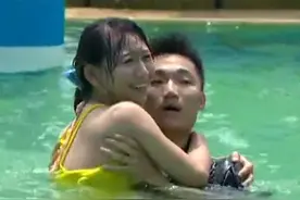 男生跳水救下女生，最终抱得美人归视频封面