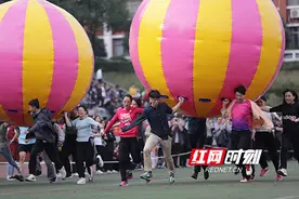 有趣了！高校运动会场来了只“毛毛虫”图片