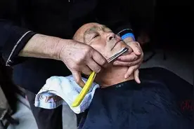 守艺｜湖镇“剃头奶奶”51年的坚守 刮面挖耳全套服务图片
