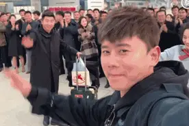 张杰张靓颖等人赴朝鲜演出归来 机场送行气氛热烈图片