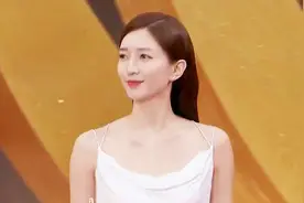 闭幕式主持人江疏影亮相红毯 雪白长裙女神范儿十足视频封面