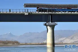 川藏铁路拉林段第一座跨雅鲁藏布江大桥铺轨图片