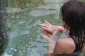 女性洗澡时注意事项，坚持做好以下5点，才是安全健康的洗澡图片