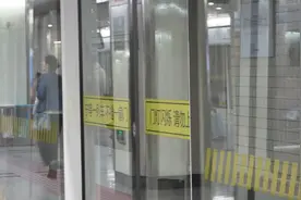 男子衣服被地铁门夹住，16站工作人员接力安抚，被骂“脑子进水”视频封面