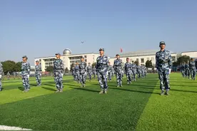 奋发有为秀青春风采 绍兴举办首届中学生军体运动会图片