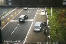 无语！小夫妻在舟山跨海大桥上演全武行，监控拍下尴尬一幕……图片