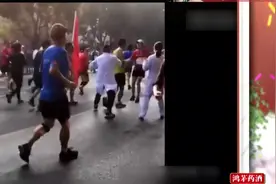 马拉松选手晕倒两次，心肺复苏被救醒后还要跑，医生拦都拦不住视频封面