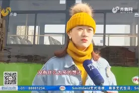 全城寻找戴黄色帽子的年轻女孩，因为她在公交上蹲下给老人系鞋带视频封面