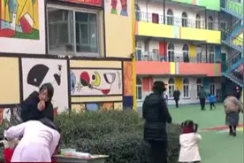 幼师误开紫外线灯，30余名幼儿眼睛被灼伤，视力出现普遍下降视频封面