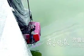 半挂车车头离水面仅一米，临沂俩驾驶员绝地求生图片