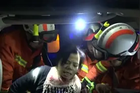 惊险！1名伤者被困！贵州高速路结冰多车追尾，消防牵引救援视频封面