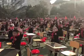 一场特别的入队仪式：百人同写“中国”字，用书法诠释爱国热情视频封面