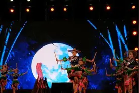 视频｜惠州一中师生同台炫技，体育老师跳K-pop大秀肌肉视频封面