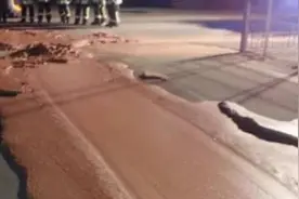 巧克力工厂故障，两千斤巧克力熔浆涌出，铺成路却被无情铲掉！图片