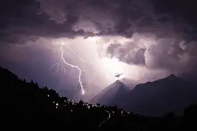 少年在家玩手机被雷击中！雷雨天千万别做这些事图片