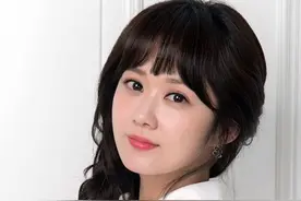 最爱美的韩国女生竟然砸烂化妆品？剪去长发，背后的原因让人鼻酸图片