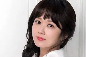 最爱美的韩国女生竟然砸烂化妆品？剪去长发，背后的原因让人鼻酸图片