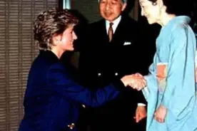 英国王室成员也分尊卑？看完她们行屈膝礼的画面就明白了！图片