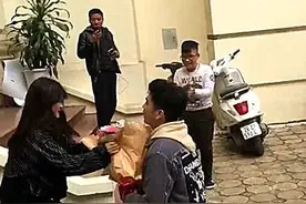 男孩为追校花跪地等待遭嘲讽，一名女同学上前帮他解围图片