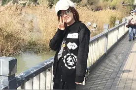 40岁哈妹薛佳凝近照流出，学小年轻穿脏脏鞋图片