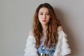 运动鞋别搭配船袜，学弦子搭“笔记袜”才洋气，好看还显腿长！图片