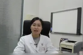 男子习惯闻袜子导致肺部真菌，专家建议：超3个月袜子需丢弃！视频封面