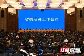 “企业家坐中间、市委书记坐两边”的座次安排传递什么信号？图片