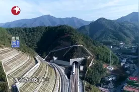 “最美高铁”开通！傍江依山临湖，全长265公里共设9个车站视频封面