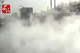供热管道破裂，道路上热气弥漫遮挡视线视频封面