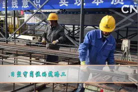假日坚守岗位的筑路工视频封面