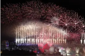 迎新年：澳大利亚悉尼最炫跨年烟花秀 百万人冒雨观赏图片