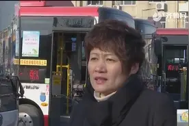 突发！淄博：三轮车着火浓烟滚滚，引燃路边绿化带，这是咋回事？视频封面