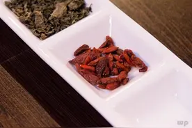 枸杞+两物，老中医给“熬夜族”配伍的养生茶！煮着喝效果会更好图片