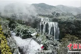 航拍雪后的贵州黄果树大瀑布，银装素裹分外妖娆图片