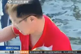 冰面上人山人海，人们纷纷开始打冰洞，这是在干什么？视频封面