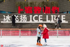 上海东方明珠塔下现600平方米露天冰场 市民游客陆家嘴街头图片