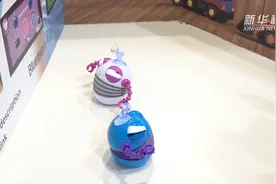 香港玩具展：智能机器人会生气 要抱抱视频封面