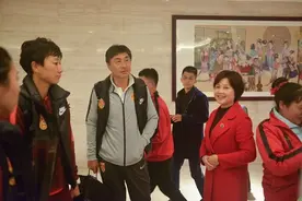 中国女足抵达梅州五华 当地球迷热情迎接图片