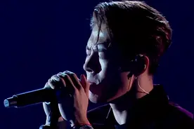 王嘉尔深情演唱《安静》，让现场陷入一场关于挚爱与放手的故事中视频封面