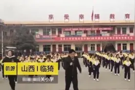 校长亲上阵，带学生跳“鬼步舞”，网友：别人家的校长，好嗨哦！图片