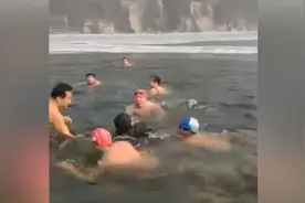 44秒丨泰安一男子失足落入龙潭水库 关键时刻他们奋勇而出视频封面