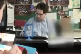 美国一中学代课老师课堂上被学生拍到在桌下自慰图片