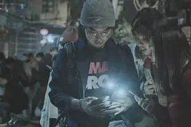 广州95后旧物店主：流浪“鬼市”，从“捡破烂”中找到人生目标视频封面