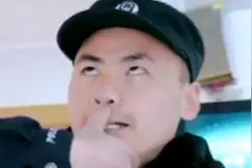 翻白眼、掐人中！4元纸币“假得过分” 警察小哥被气炸爆红网络视频封面