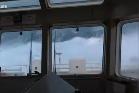 英救援船暴风雨中航行遇巨浪 船长淡定掌舵图片