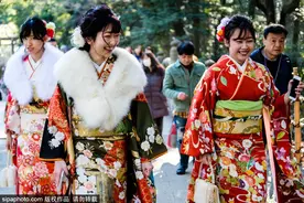 笑靥如花！日本明治神宫举行成人礼 年轻女孩身穿和服拍照图片